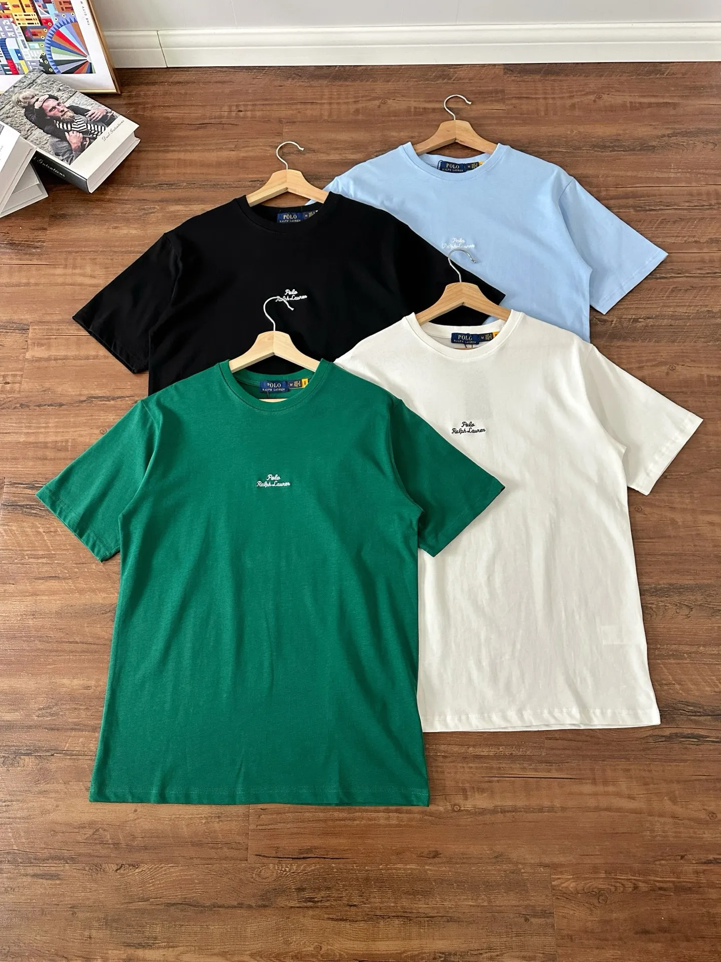 P130 Style number: RL004】Ralph Lauren/Ralph Lauren 25ss summer new round-neck T-shirt with English letter embroidery. The main logo on the neck has a QR code mark, which can be scanned for verification, and the detailed English letter logo embroidery is all high-density, all made by imported Tajima machines, which distinguishes low-quality products on the market. 32 counts, 240g hydrophilic toner, 100% cotton fabric, comfortable and soft, highly breathable, focusing on high-end cost-effectiveness, needless to say good quality. Available in a variety of colors, both boys and girls can try this genderless style, giving them a yuppie tone in no time. Immerse yourself in your leisurely style, and have your own style in retro. Natural, vivid and very French romantic feelings, perfectly integrating youthful atmosphere and trend. Color: Black, White, Green, Colorful Blue Size: S-xL S Shoulder width 44 Bust 104 Sleeve length 23 Clothing length 72 M Shoulder width 45 Bust 108 Sleeve length 24 Clothing length 74 L Shoulder width 46 Bust 112 Sleeve length 25 Clothing length 76 xL Shoulder width 47 Bust 116 Sleeve length 26 Clothing length 78